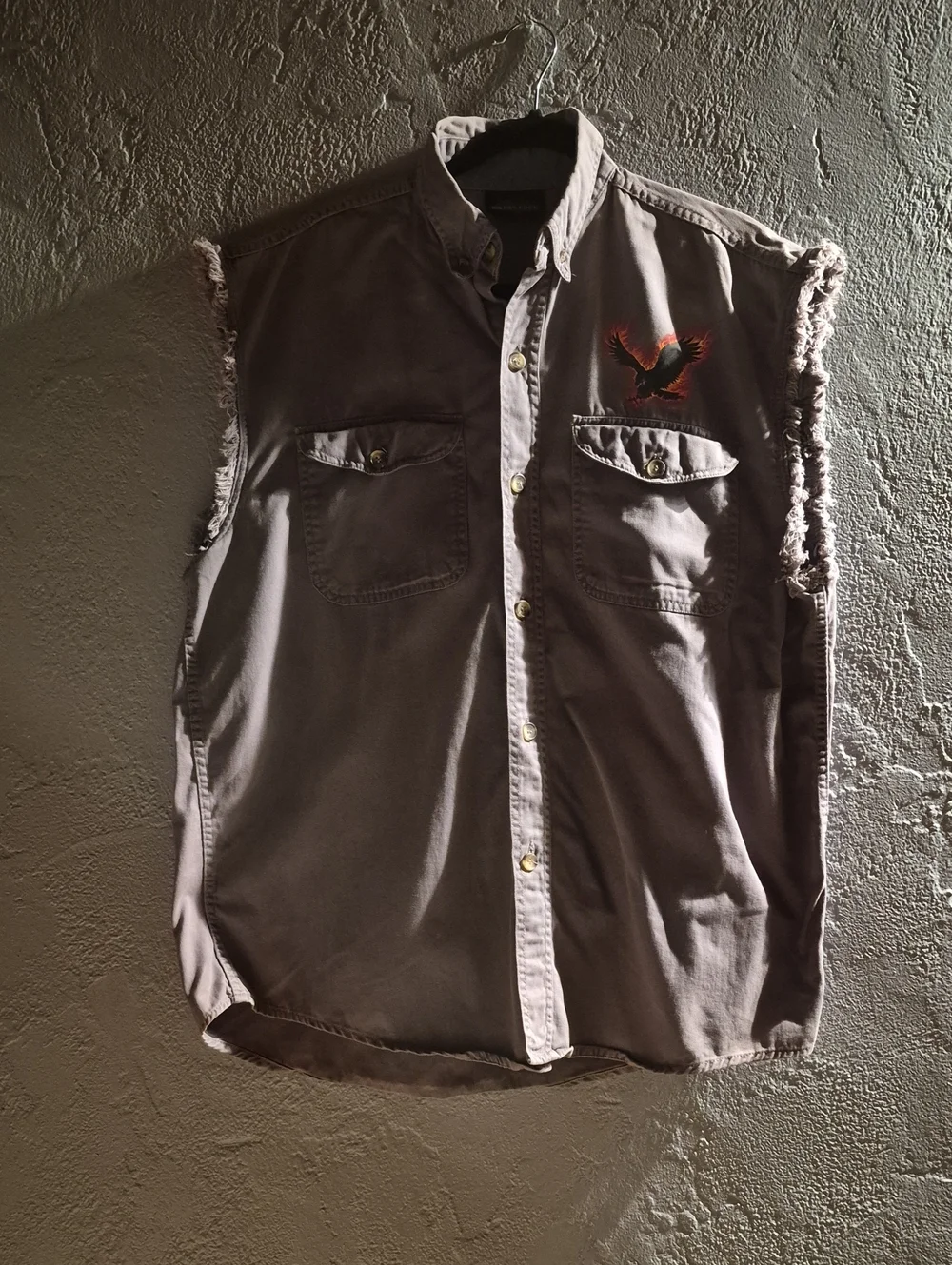 Men’s Sleeveless Button-Down Shirt with Eagle Patch - Gray